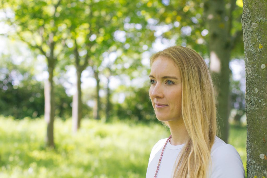 FRau blickt verträumt in die Natur
