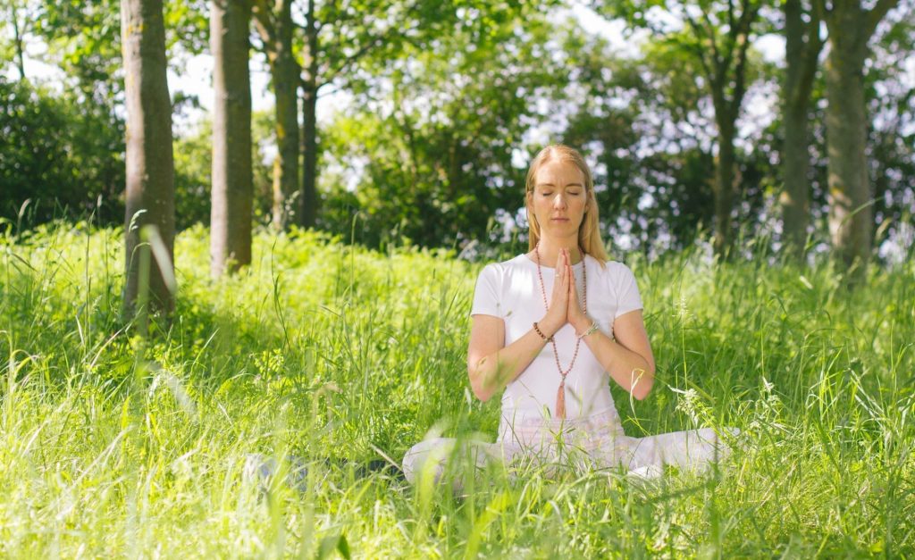 frau in natur im meditationssitz yoga in alzey