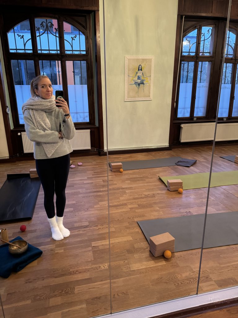 Frau im Yogaraum in Alzey